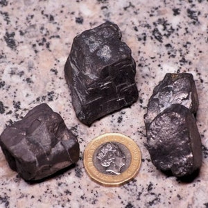 Petrovsky shungite 3 stones (20-30 grams each), carbon up to 75%, fullerenes C60