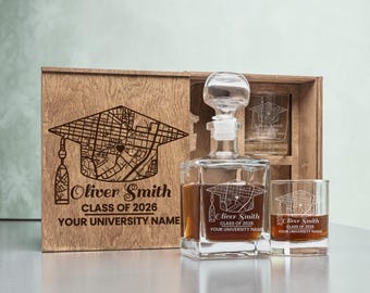 Cadeau de remise des diplômes collégial ou universitaire pour hommes, carte du campus personnalisée, carafe à whisky avec verres - Cadeau pour les diplômés, remise des diplômes 2026