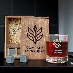 Custom Corporate Gift Box – Engraved Whiskey Decanter with Glasses – Personalized Logo Gift for Clients, Partners or Executives
