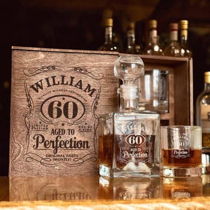Regalo de whisky para el 60.° cumpleaños: ¡Saludos por los 60 años! Decantador grabado personalizado, vaso de whisky de 1965, caja de regalo para él, vaso de bourbon personalizado