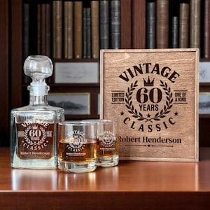 Regalo de 60 cumpleaños, regalo de whisky para 60 años, vaso grabado personalizado, ¡Saludos por los 60 años!, regalo para alguien de 60 años, decantador de whisky, vaso de whisky de 1965.