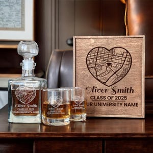 Cadeau carte personnalisée du campus, Remise des diplômes 2025, ensemble de carafes à whisky personnalisées, carte de l'université en verre, cadeau de maîtrise pour lui, boîte gravée