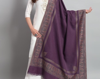 Peut inclure: Un châle violet avec une bordure à motif paisley. Le châle est fait d'un tissu doux et chaud, parfait pour vous garder au chaud en hiver.