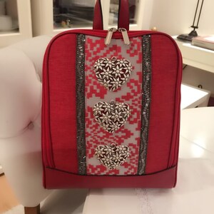 Elegante mochila de cuero rojo hecha a mano, estilo bohemio carmesí, pequeña mochila hecha a mano, bolso de cuero de plena flor para mujer, regalo para ella.