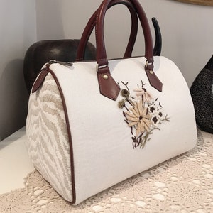 Bolso de viaje de cuero y terciopelo con bordado de flores / Bolso de viaje de fin de semana con forma de barril hecho a mano / Bolso de diseño único / Regalo para el Día de la Madre