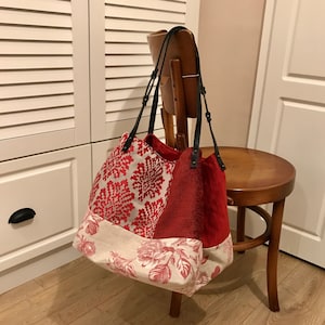 Große doppelseitige Patchworktasche | Antike Creme & Purpurroter Samt | Echtleder-Riemen | Handgefertigte Umhängetasche