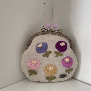 Monedero bordado con cierre de beso / Cartera de lino natural con flores / Cartera retro artesanal / Regalo para ella / Bolso pequeño tipo sobre