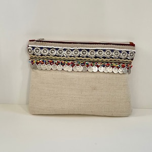 Clutch bohemio de lino natural tejido a mano / Monedero vegano con cuentas / Terciopelo burdeos, clutch con cuentas de colores
