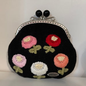 Porte-monnaie brodé | Portefeuille Kiss-Lock en lin fleuri noir | Pochette rétro faite main | Cadeau pour elle | Petit sac à main