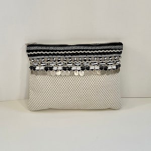 Elegante clutch bohemio de terciopelo beige y negro / Bolso de noche hecho a mano con cuentas / Monedero vegano / Clutch joya de terciopelo negro con bordados