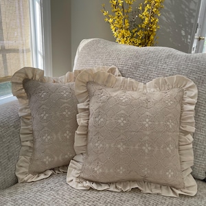 Taie d&#39;oreiller romantique en lin beige avec volants et dentelle faite main | Décoration de ferme shabby chic | Housse de coussin 16 x 16