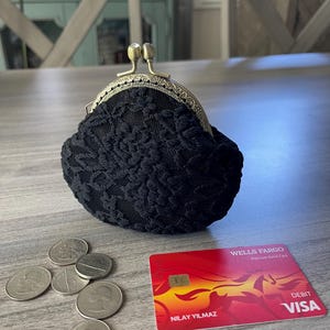Schwarze Spitze Kiss Lock Geldbörse | Handgefertigte runde Clutch-Tasche | Elegantes Geschenk für Sie Vintage-inspirierte Tasche | Brautjungfer gefallen