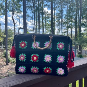 Handmade Boho Crochet Tote Bag – Multicolor Retro Purse with Bamboo Handles – Eco-Friendly Market Bag – Unique Gift for Her