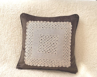 Funda de almohada de chenilla marrón estilo shabby chic con encaje hecho a mano / Cojín vintage de granja de 16 x 16