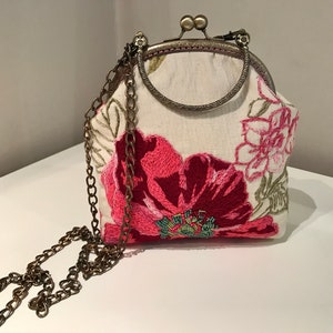 Bolso de mano de lino con bordado floral / Bolso vintage con cierre de beso y cadena / Bolso de noche hecho a mano / Regalo de boda o fiesta para ella