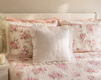 Capa de almofada em linho natural com renda e babados feitos à mão | Almofada romântica estilo casa de campo | Decoração shabby chic
