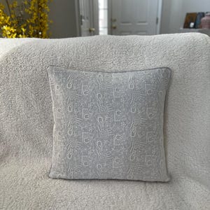 Gray Linen Pillow Cover with Lace – Shabby Chic Farmhouse Cushion – Handmade Rustic Throw Pillow for Cozy Vintage Home Decor