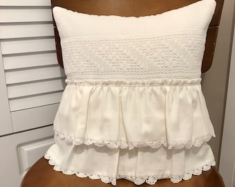 Capa de almofada em linho branco com babados e renda feita à mão | Almofada romântica estilo shabby chic | 40x40 cm