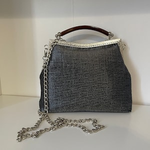 Bolso de mano con tapizado plateado hecho a mano / Bolso de noche vintage con cierre de beso / Bolso de mano con asa superior para bodas y fiestas, regalo para el Día de la Madre