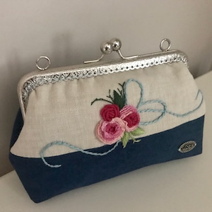 Clutch de mezclilla con bordado brasileño – Bolso de noche hecho a mano – Monedero de lino floral – Regalo para invitados de boda – Reciclado y elegante