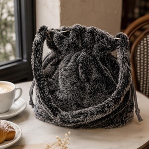 Graue Potli-Tasche aus Kunstpelz mit schwarzen Pailletten | Handgefertigte Umhängetasche mit Kordelzug | Weiche Plüsch-Schultertasche für Hochzeiten und Partys