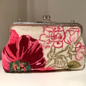 Clutch de lino beige bordado / Bolso de noche con cierre de beso / Monedero de cuentas hecho a mano / Bolso de boda vintage / Regalo único para ella