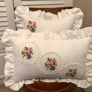 ロマンチックなナチュラルリネン枕カバー。フリル、レース、ハンドメイドのクロスステッチアップリケ付き。18x18インチと14x24インチ。シャビーシックなクッションカバー。