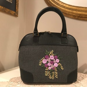 Elegante bolso de terciopelo y cuero con bordado de rosas moradas / Cartera hecha a mano / Monedero con bordado floral a mano / Regalo para el Día de la Madre