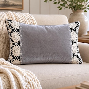 Capa de almofada lombar em chenille cinza, almofada decorativa com renda e bordado feitos à mão, estilo rústico chique/cottagecore.