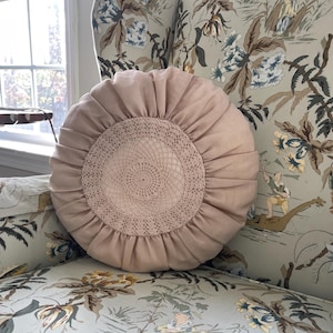 Housse de coussin ronde de 18 po. - Lin beige avec dentelle faite main | Coussin de ferme shabby chic | Cadeau vintage de décoration champêtre française