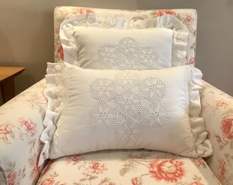 Funda de almohada romántica de lino blanco / Funda de cojín con volantes de encaje hecha a mano / Ropa de cama shabby chic / Decoración cottagecore