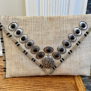 Bolso de mano bohemio de terciopelo con cuentas y borlas, bolso de mano beige tipo sobre hecho a mano, bolso bohemio de inspiración vintage, bolso de mano para fiesta o boda.