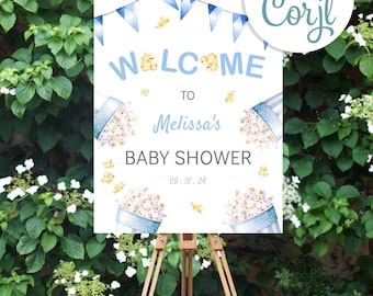Puede incluir: Un cartel de bienvenida azul y blanco para un baby shower con temática de palomitas de maíz. El cartel dice "Bienvenido a la fiesta de bienvenida al bebé de Melissa 09.15.24".