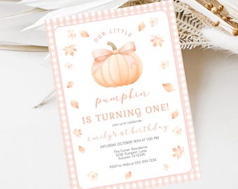 Op de afbeelding: Een perzik- en witte uitnodigingskaart met een pompoenillustratie en de tekst "Our Little Pumpkin is Turning One!" De kaart bevat details voor Emily's 1e verjaardag.