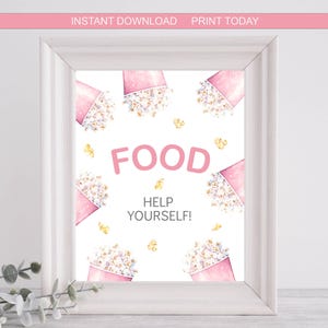 以下が含まれることがあります： ピンクと白の印刷可能なサインで、大きなピンクの文字で「FOOD」、小さなピンクの文字で「HELP YOURSELF!」と書かれています。背景は白で、ピンクのポップコーン容器と白いポップコーンの粒子のパターンがあります。