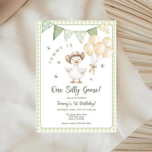 K&ouml;nnte beinhalten: Eine Einladung auf gr&uuml;nem und wei&szlig;em Vichy-Muster mit einer Cartoon-Gans, die einen Cowboyhut tr&auml;gt und Ballons h&auml;lt. Der Text lautet "Tommy is One Silly Goose! Join us to celebrate Tommy's 1st Birthday! Saturday, April 15th at 11:00 AM The Daisy Pond Park 1234 Park Lane Austin, TX 12345 Rsvp to Holly at 555-444-1234"