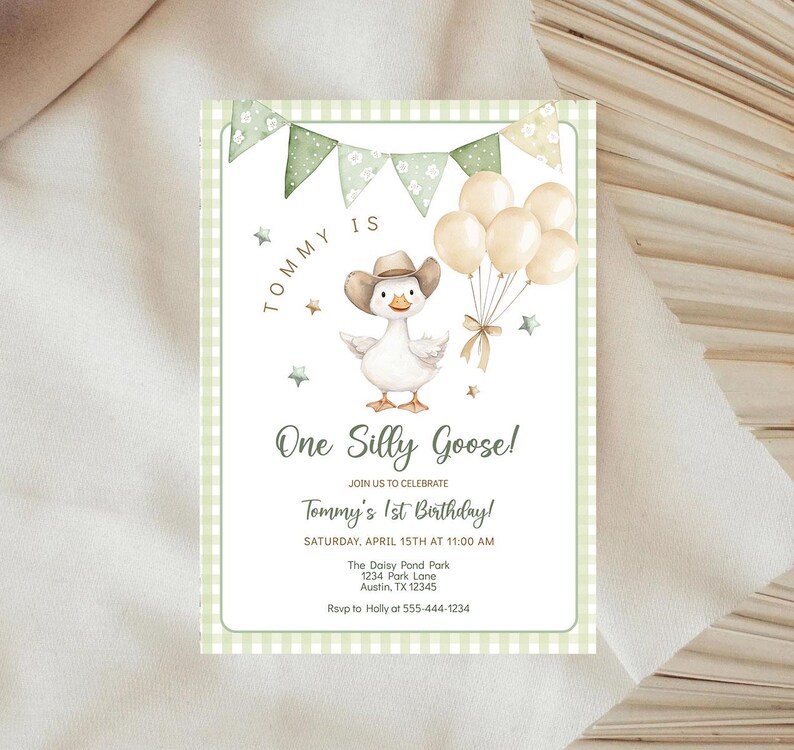 K&ouml;nnte beinhalten: Eine Einladung auf gr&uuml;nem und wei&szlig;em Vichy-Muster mit einer Cartoon-Gans, die einen Cowboyhut tr&auml;gt und Ballons h&auml;lt. Der Text lautet "Tommy is One Silly Goose! Join us to celebrate Tommy's 1st Birthday! Saturday, April 15th at 11:00 AM The Daisy Pond Park 1234 Park Lane Austin, TX 12345 Rsvp to Holly at 555-444-1234"