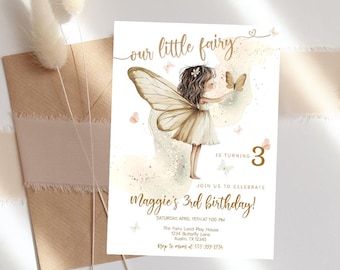 Könnte beinhalten: Eine hellrosa und goldene Geburtstagseinladung mit einer Aquarell-Illustration einer Fee mit braunen Haaren und einem weißen Kleid. Der Text lautet "our little fairy" und "Maggie's 3rd birthday!"