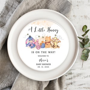 Chargeur d'assiettes pour baby shower Winnie l'ourson A Little Hunny is on the Way Shower de Winnie l'ourson et ses amis MODIFIABLE TÉLÉCHARGEMENT IMPRIMABLE hp
