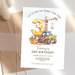 以下が含まれることがあります： 黄色い数字の3、建設車両、クレーンが描かれた誕生日招待状。「Let's dig up some fun for」と「Tommy's 3rd Birthday!」のテキストとイベントの詳細。招待状は白い背景にあります。
