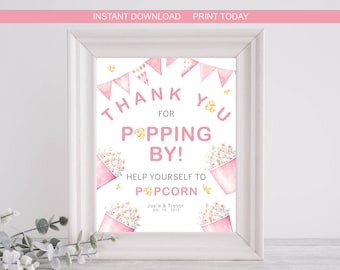 Puede incluir: Un cartel imprimible rosa y blanco con el texto "¡Gracias por venir!" y "Sírvete palomitas." El cartel está decorado con palomitas rosas y blancas y banderines.
