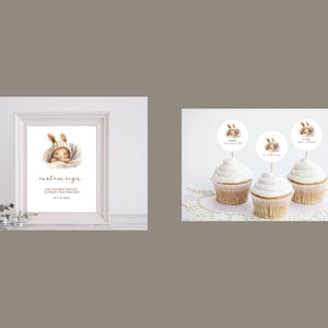 Pu&ograve; includere: Un modello di cartello stampabile con un simpatico coniglietto dei cartoni animati che indossa un cappello. Il cartello dice "custom sign" e "Use this sign template to create your own custom 8" x 10" sign". Ci sono anche tre topper per cupcake con lo stesso design del coniglietto.