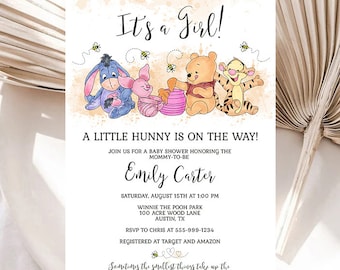 Pode incluir: Um convite para um chá de bebê com tema Winnie the Pooh com um fundo de aquarela. O convite apresenta Winnie the Pooh, Piglet, Tigger e Eeyore segurando uma caixa de presente rosa. O texto diz "É uma menina!" e "Um pequeno Hunny está a caminho!" O convite também inclui a data, a hora, o local e as informações de RSVP.