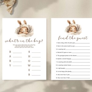 Może przedstawiać: Dwie drukowane karty do gry na baby shower z uroczym kreskowym kr&oacute;liczkiem. Pierwsza karta nosi tytuł "What's in the bag?" i prosi graczy o odgadnięcie, jakie przedmioty znajdują się w torbie, na podstawie podanych liter. Druga karta nosi tytuł "Find the Guest" i zawiera 12 pytań, na kt&oacute;re goście mają odpowiedzieć.