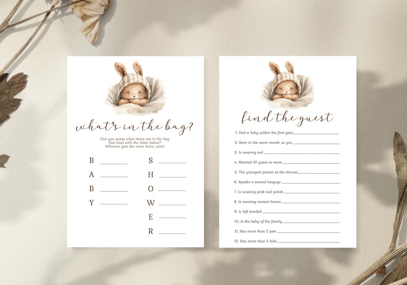Może przedstawiać: Dwie drukowane karty do gry na baby shower z uroczym kreskowym kr&oacute;liczkiem. Pierwsza karta nosi tytuł "What's in the bag?" i prosi graczy o odgadnięcie, jakie przedmioty znajdują się w torbie, na podstawie podanych liter. Druga karta nosi tytuł "Find the Guest" i zawiera 12 pytań, na kt&oacute;re goście mają odpowiedzieć.