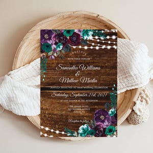 Peut inclure: Invitation de mariage avec un fond en bois rustique et des accents floraux dans les tons de violet, turquoise et bordeaux. Le texte indique "Ensemble avec leurs familles, Samantha Williams & Mathew Martin, vous invitent avec joie à leur célébration de mariage, Samedi 21 septembre 2021, à 16h30, The Grand Hotel, 123 Monroe Avenue, Austin, TX, Réception à suivre."
