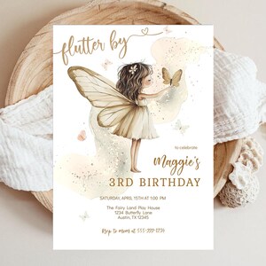 Könnte beinhalten: Eine druckbare Einladung zu einer 3. Geburtstagsfeier mit Feen-Thema. Die Einladung zeigt eine Aquarell-Illustration einer Fee mit Flügeln und einem Schmetterling. Der Text auf der Einladung lautet "flutter by" und "Maggie's 3rd Birthday".