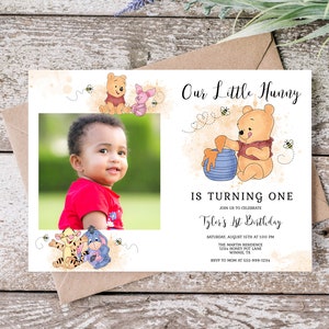 Winnie the Pooh "Unsere kleine Hunny dreht sich ein Geburtstagseinladungsvorlage Foto einladen Winnie the Pooh Geburtstag EDITIERBARER SOFORTIGER DOWNLOAD hp."