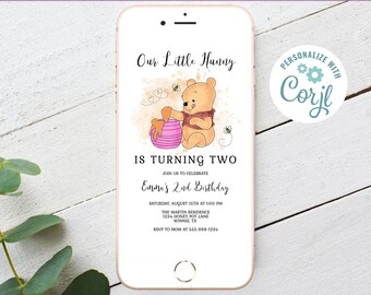 Invitación electrónica de cumpleaños para niña de Winnie the Pooh: Nuestra pequeña Hunny cumple dos años. Plantilla editable. Descarga instantánea.