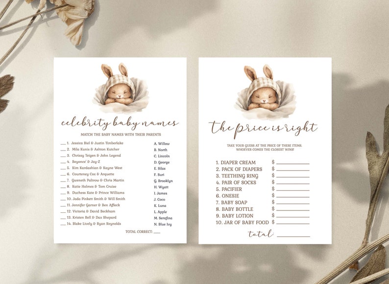 Może przedstawiać: Dwie drukowane karty do gry na baby shower z uroczą ilustracją kresk&oacute;wkowego kr&oacute;liczka. Pierwsza karta to gra "gwiazdorskie imiona dzieci", w kt&oacute;rej gracze dopasowują imiona dzieci do ich sławnych rodzic&oacute;w. Druga karta to gra "cena jest dobra", w kt&oacute;rej gracze odgadują cenę artykuł&oacute;w dla dzieci.